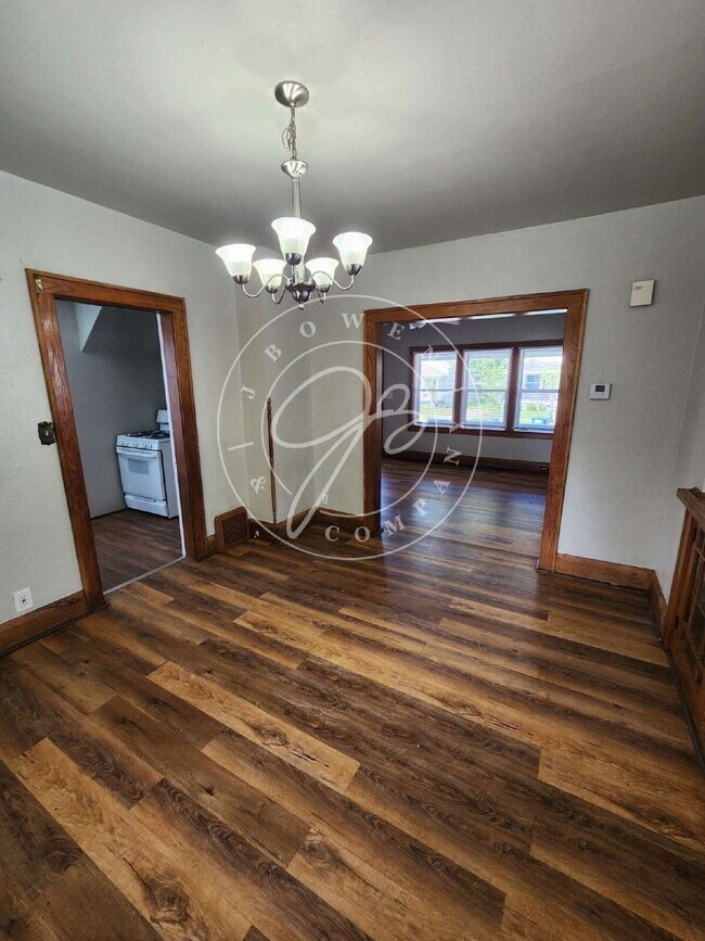 Building Photo - 3 bed 1 bath in West Toledo!- Many updates...