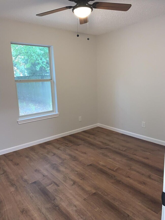 Building Photo - 120 Plumthicket Way