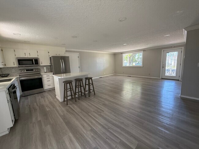 Building Photo - 1210 SE Colonial Dr