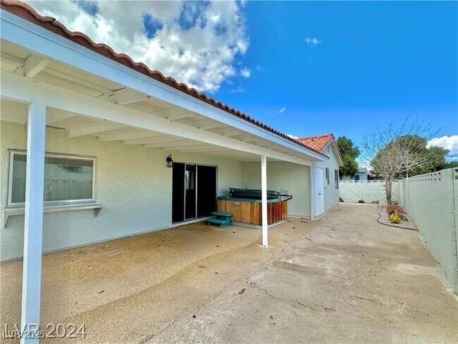 Building Photo - 401 Holcomb