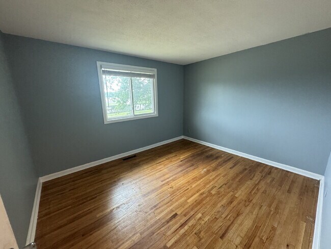 Building Photo - Spacious 4-Bed, 3-Bath Gem on Regent Ave - Your Dream Home Awaits in Brooklyn Park