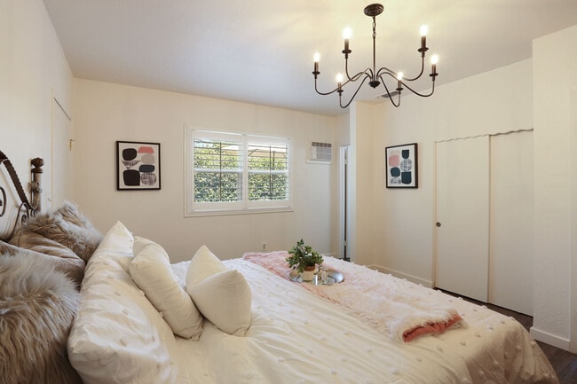 Building Photo - 805 W Sonoma Ave