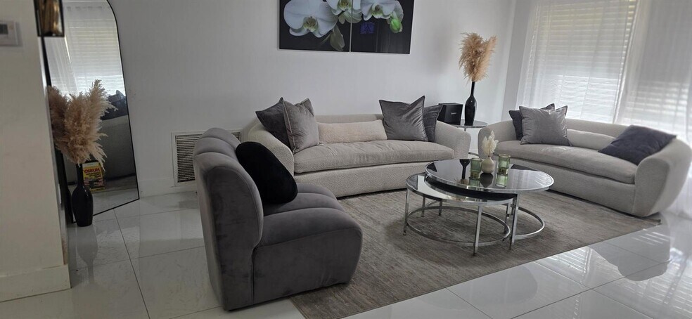 Building Photo - 896 SW 64th Ter