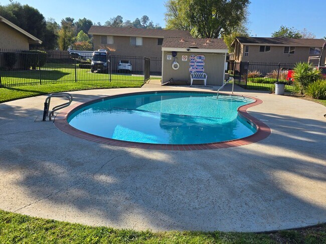 Building Photo - Spacious townhome in a well-maintained El Cajon complex