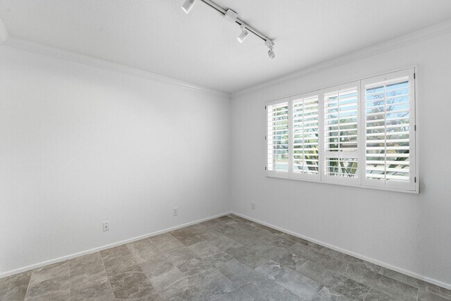 Building Photo - Welcome to this beautiful 4-bedroom, 3-bathroom home in Tempe Arizona!