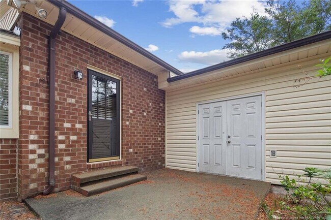 Building Photo - 508 Waterbury Dr