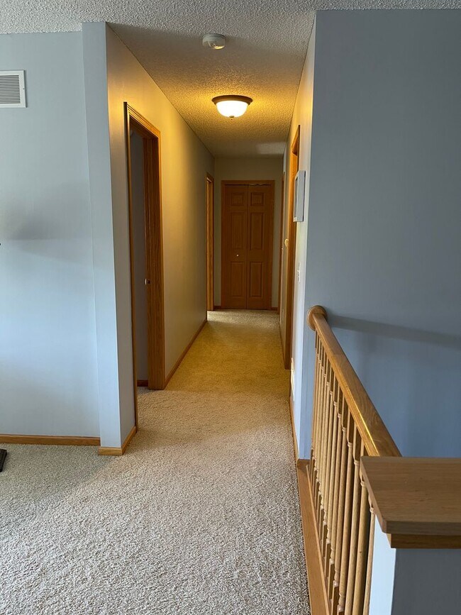 Building Photo - Beautiful end unit townhome in Elk River!