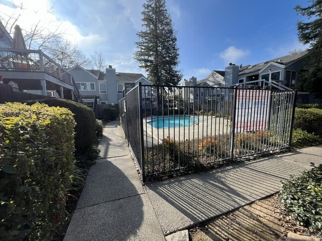 Building Photo - 1523 Hood Rd