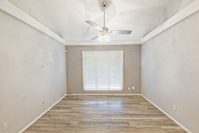 Building Photo - 10590 High Hollows Dr