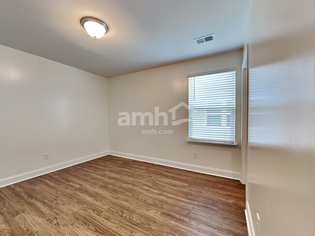 Building Photo - 525 Lateleaf Dr