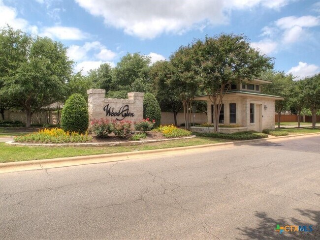 Building Photo - 2012 Wood Glen Dr