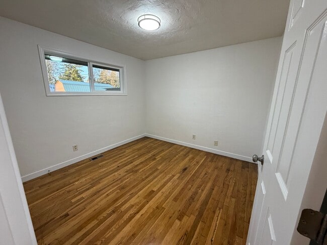 Building Photo - 3 Bedroom 1 Bath single story home