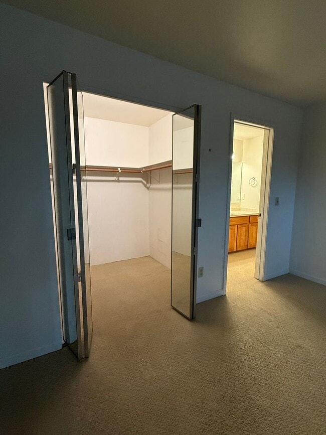 Building Photo - Desirable Park Place Condo -2 bedroom 1.5 ...