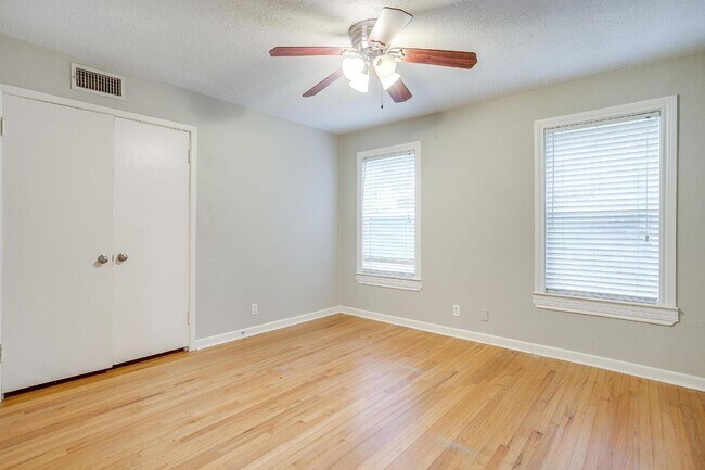 Building Photo - Charming 3-Bed, 2-Bath Home in Fort Worth'...