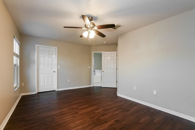 Building Photo - 330 Seville Pointe Ave