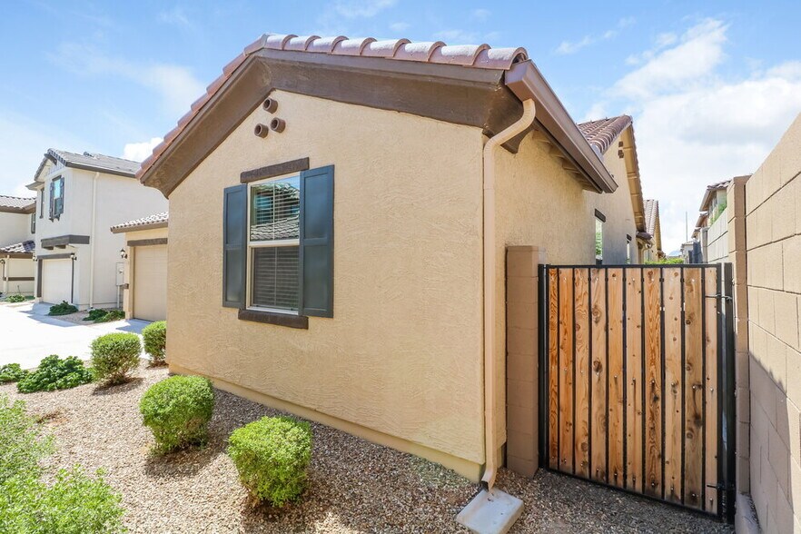 Building Photo - 16574 W Sierra St
