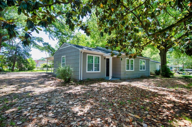 Building Photo - ** 3 Bed 1 Bath located in Forrest Hills *...