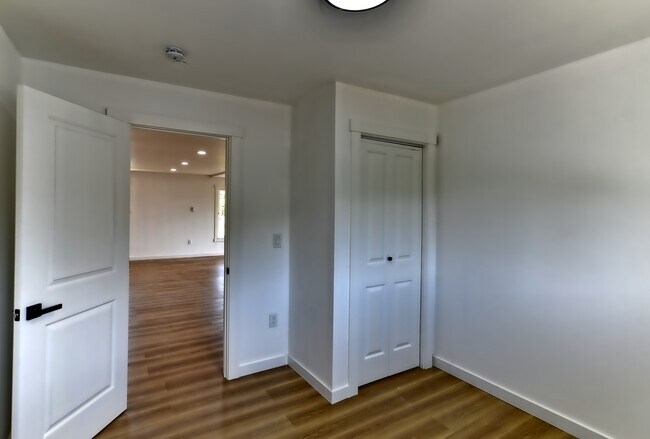 Building Photo - Everett Duplex