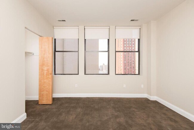 Building Photo - 220 S 16th St