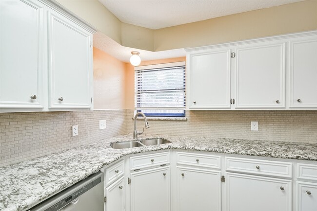 Building Photo - 5821 Guadalupe Dr