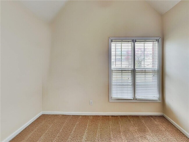 Building Photo - 17 Derby Way NE