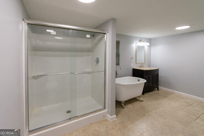 Building Photo - 7971 Roosterville Rd