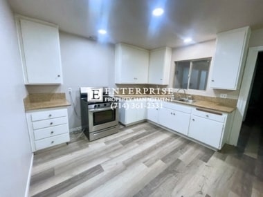 Building Photo - Gorgeous 4-bedroom rental home with in-law suite & two primary suites!