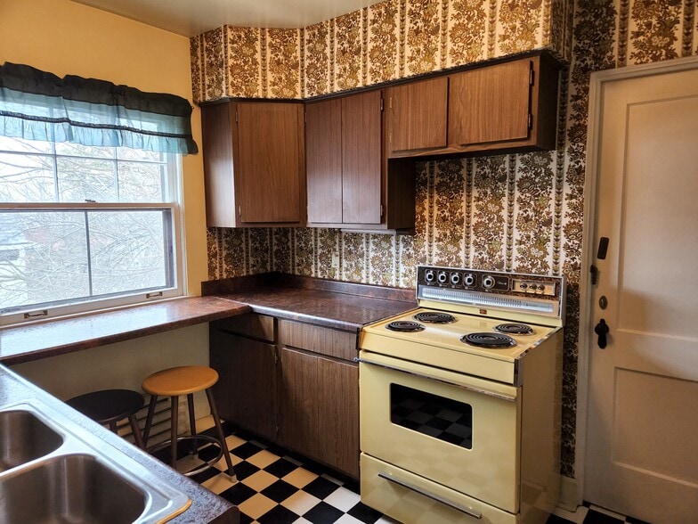 Kitchen - 209 N 21st Ave E