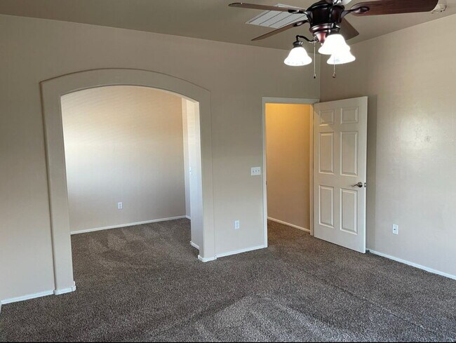 Building Photo - "Charming 4-Bed Home with 2.5 Baths in Tuc...