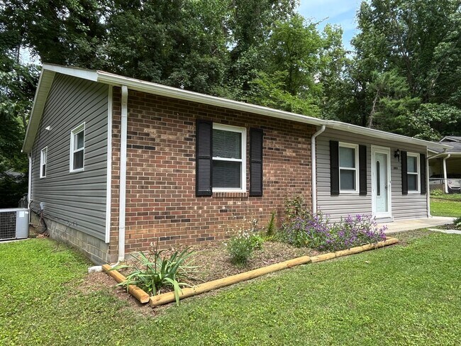 Building Photo - Nice One-Level 3 Bedroom 1.5 Bath Home