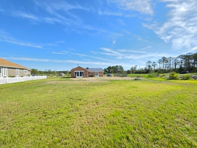 Building Photo - 22931 Steele Dr