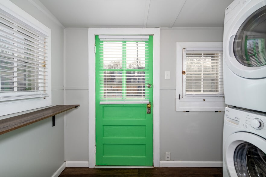 Laundry / Rear Sunroom - 4160 Juniata St