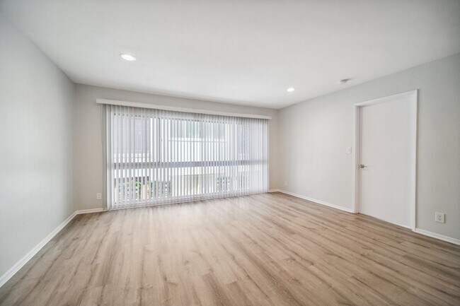 Interior Photo - 170 N Crescent Dr