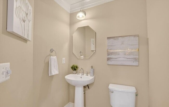 Building Photo - Modern 3BR Townhome with Rooftop Terrace & Garage in Old Town Commons