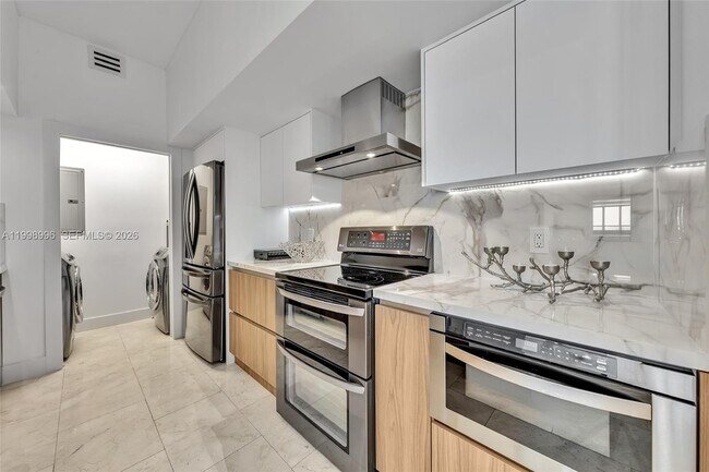 Building Photo - 6917 Collins Ave