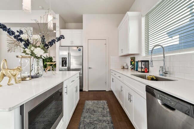 Building Photo - 2210 Lou Ellen Ln