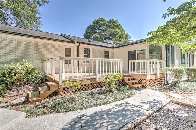 Building Photo - 1837 Chancery Ln