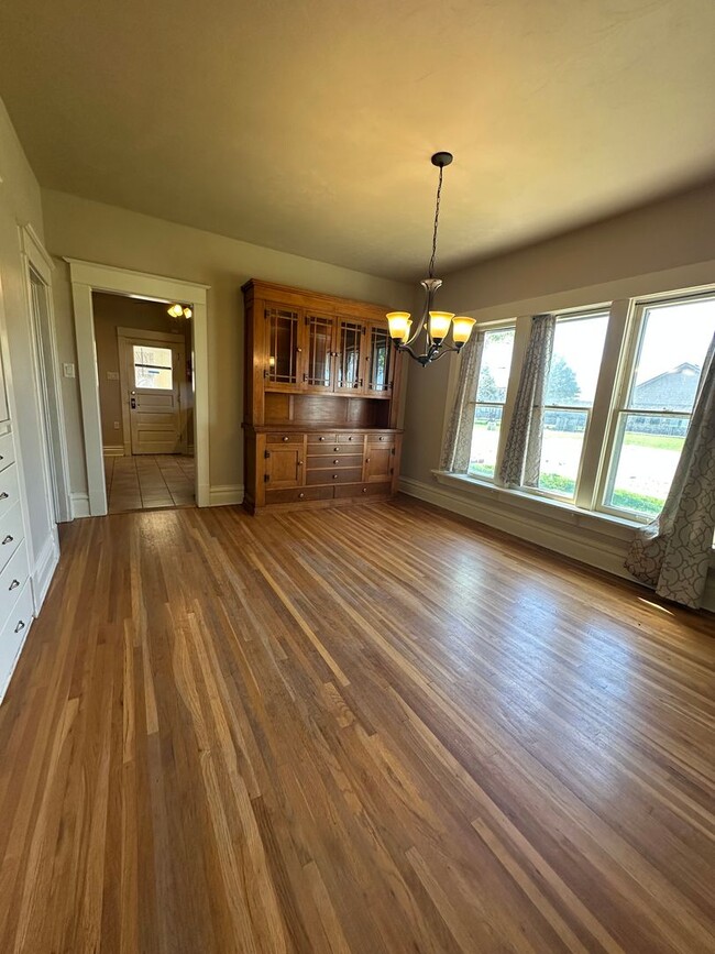 Building Photo - Amazing 3 bedroom home avail NOW