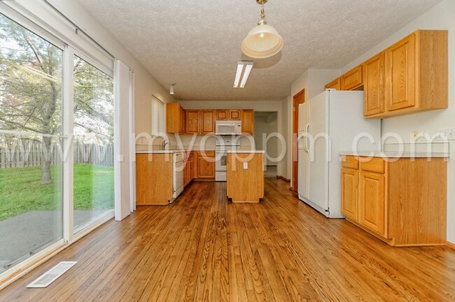 Building Photo - Bright and Spacious 4 Bedroom Home | Bellevue