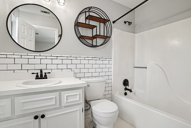 Building Photo - 208 Miner Dr