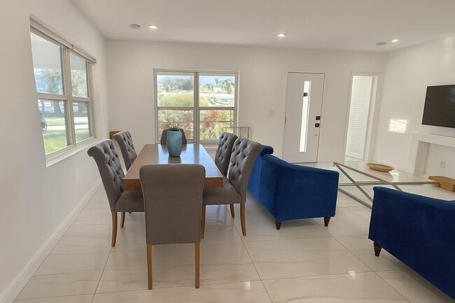 Building Photo - 1260 SW 32nd St