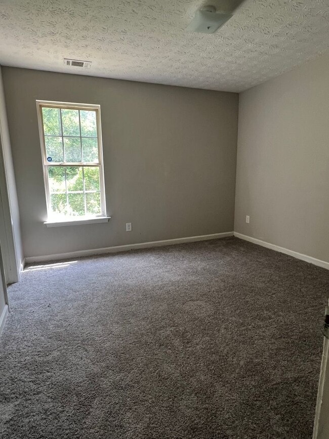 Building Photo - Charming 4 Bedroom Home