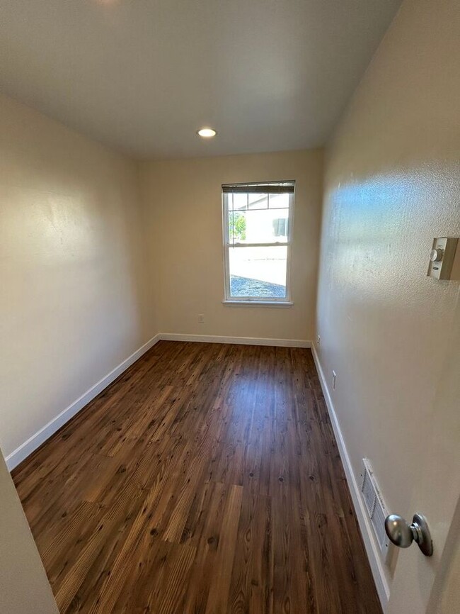 Building Photo - 3 Bed 1 Bath SFR Pet Friendly Home Downtow...