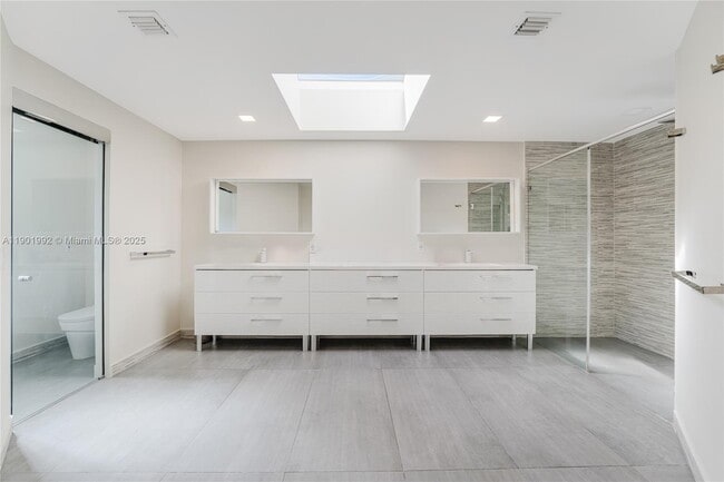 Building Photo - 140 N Hibiscus Dr