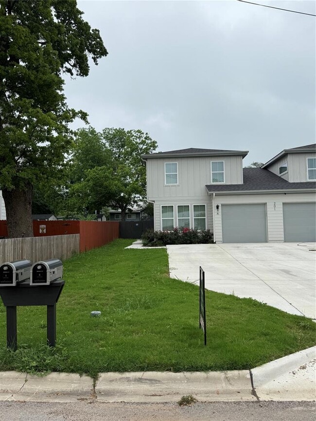 Building Photo - 201 N Vandeveer St