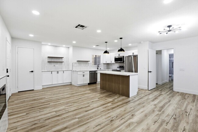 Building Photo - Beautiful 2 Bedroom Condo in China Town District