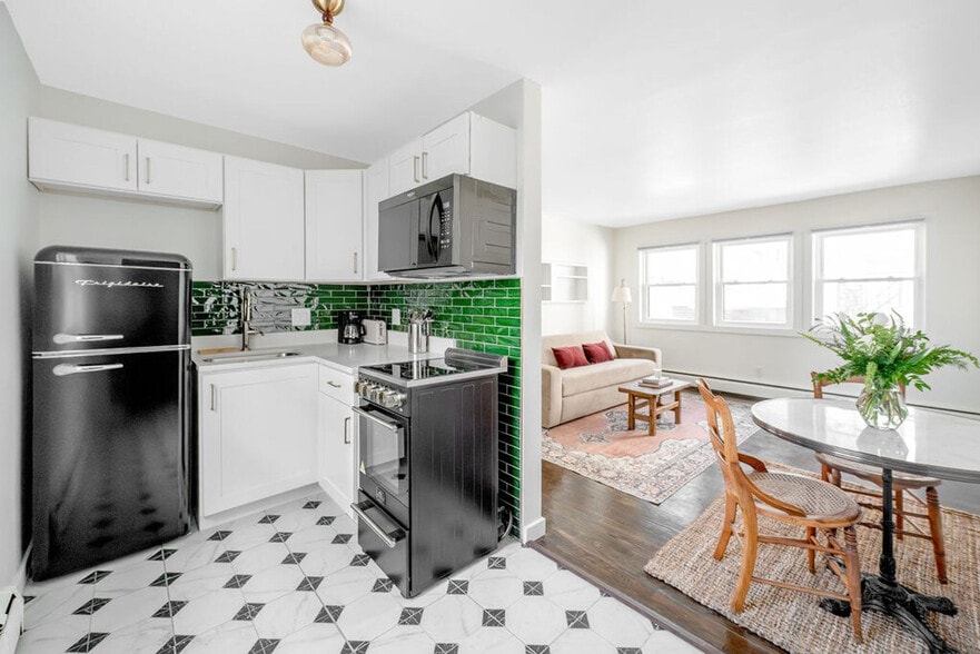 Building Photo - 202 S Henry St