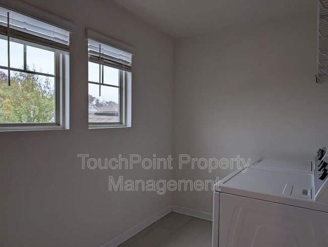 Building Photo - 5906 Fenway Dr