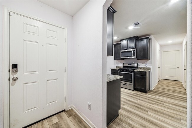 Building Photo - 517 Amberwood Pk Dr