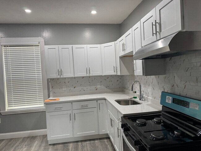 Building Photo - 419 Seaver St